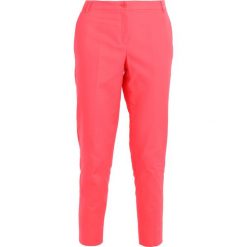 Chinosy damskie: Sisley Chinosy fuxia