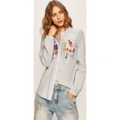 Desigual - Koszula. Białe bluzki damskie Desigual, s, z aplikacjami, z bawełny, casualowe, ze stójką, z długim rękawem. W wyprzedaży za 199,90 zł.