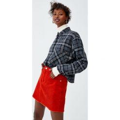 Sztruksowa minispódniczka z postrzępionym dołem. Szare spódniczki damskie Pull&Bear, bez wzorów, ze sztruksu. Za 69,90 zł.
