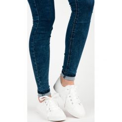 Trampki damskie slip on: Białe trampki wiązane wstążką PHYLLIS