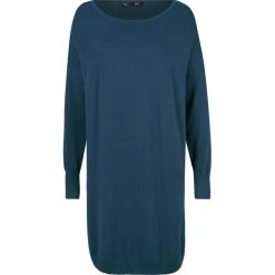 Długi sweter z dzianiny o gładkim splocie drobnych oczek, z ozdobnymi guzikami bonprix ciemnoniebieski. Niebieskie swetry damskie bonprix, bez wzorów, z dzianiny, z długim rękawem, długie, bez kaptura. Za 99,99 zł.