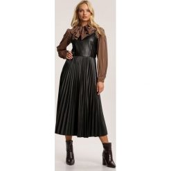 Czarna Sukienka Vilinraya. Czarne sukienki damskie Renee, s, bez wzorów, bez kołnierzyka, bez rękawów, midi. Za 209,99 zł.