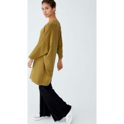 Sukienka kokon z kontrastowymi szwami. Brązowe sukienki damskie Pull&Bear, bez wzorów, z kontrastowym kołnierzykiem, bez rękawów. Za 62,90 zł.