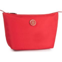 Kosmetyczka TOMMY HILFIGER - Poppy Washbag Solid AW0AW07116 XAF. Czerwone kosmetyczki męskie TOMMY HILFIGER, bez wzorów, z tkaniny. W wyprzedaży za 139,00 zł.