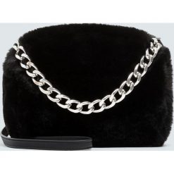 Torebka na ramię ze sztucznego futerka z łańcuszkiem. Czarne torebki klasyczne damskie Pull&Bear, bez wzorów, na ramię, bez dodatków. Za 89,90 zł.