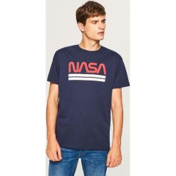 T-shirt z nadrukiem NASA - Granatowy. Niebieskie t-shirty męskie z nadrukiem Reserved, l. Za 59,99 zł.