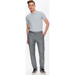 Spodnie męskie eleganckie od garnituru ze strukturalnej tkaniny. Szare spodnie garniturowe męskie Top Secret, na lato, m, bez wzorów, z tkaniny, eleganckie. W wyprzedaży za 59,99 zł.