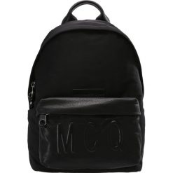 McQ Alexander McQueen Plecak black. Czarne plecaki damskie marki McQ Alexander McQueen. W wyprzedaży za 839,30 zł.