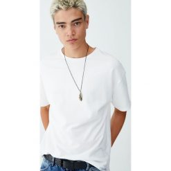 Bluza z krótkim rękawem i napisem. Białe bluzy męskie rozpinane marki Pull&Bear, m, z napisami, z krótkim rękawem, krótkie. Za 69,90 zł.