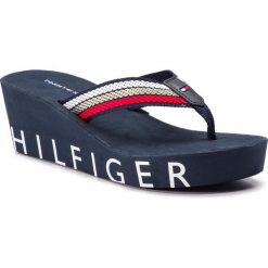 Japonki TOMMY HILFIGER - Iconic Wedge Beach Sandal FW0FW03866 Rbw 020. Niebieskie klapki damskie TOMMY HILFIGER, bez wzorów, ze skóry, bez obcasa, na obcasie. W wyprzedaży za 179,00 zł.