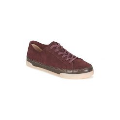 Buty Clarks HIDI HOLLY. Czerwone trampki i tenisówki damskie Clarks, bez wzorów, bez zapięcia. Za 314,30 zł.
