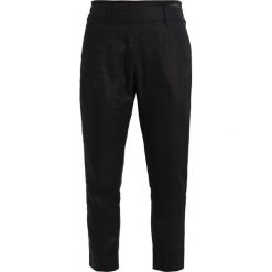 Noa Noa STRIPED Spodnie materiałowe black. Czarne spodnie damskie marki Noa Noa, bez wzorów, ze lnu. W wyprzedaży za 363,30 zł.