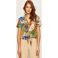 Desigual - Koszula. Bluzki damskie Desigual, na co dzień, s, w kwiaty, z wiskozy, klasyczne, z klasycznym kołnierzykiem, z krótkim rękawem. W wyprzedaży za 319,90 zł.