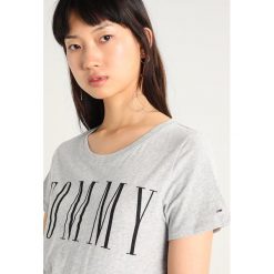 Bluzki, topy, tuniki: Tommy Jeans CLEAN LOGO TEE Tshirt z nadrukiem light grey