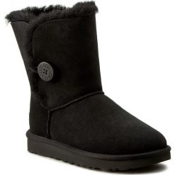 Buty UGG - W Bailey Button II 1016226 W/Blk. Czarne kozaki damskie Ugg, na zimę, ze skóry, bez obcasa, bez zapięcia. Za 899,00 zł.