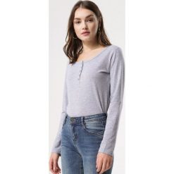 Szara Bluzka Demeanor. Szare bluzki damskie Born2be, na imprezę, xl, bez wzorów, z dzianiny, z okrągłym kołnierzem, z długim rękawem. Za 29,99 zł.