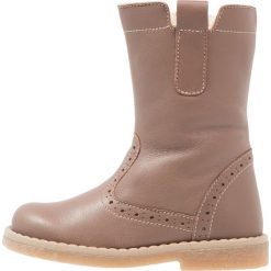 Friboo Kozaki taupe. Szare buty zimowe damskie marki Friboo, z materiału, na wysokim obcasie. W wyprzedaży za 148,85 zł.