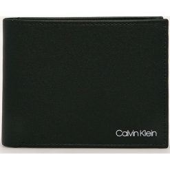 Calvin Klein - Portfel skórzany. Czarne portfele męskie Calvin Klein, bez wzorów, ze skóry. Za 269,90 zł.