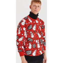 Bluza all over z motywem zimowym - Czerwony. Czerwone bluzy męskie Cropp, s, bez wzorów, bez kołnierzyka, bez rękawów, bez kaptura. Za 79,99 zł.