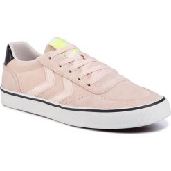 Tenisówki HUMMEL - Stadil 3.0 Suede 206045-3655 Cloud Pink. Różowe półbuty damskie Hummel, bez wzorów, z zamszu, bez zapięcia. W wyprzedaży za 239,00 zł.