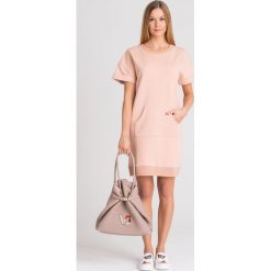 SUKIENKA Twinset U&B. Różowe sukienki damskie Twinset U&B, na imprezę, s, z nadrukiem, z bawełny, z okrągłym kołnierzem, bez rękawów, mini. Za 363,30 zł.