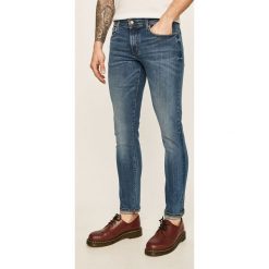 Armani Exchange - Jeansy J14. Niebieskie jeansy męskie Armani Exchange, z aplikacjami. W wyprzedaży za 479,90 zł.