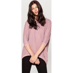 Sweter z metaliczną nitką - Różowy. Czerwone swetry klasyczne damskie marki Mohito, l. Za 99,99 zł.