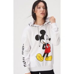 Bluza z nadrukiem Mickey Mouse - Biały. Białe bluzy damskie Sinsay, s, z nadrukiem, bez rękawów, bez kaptura. Za 69,99 zł.