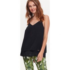 BLUZKA NA CIENKICH RAMIĄCZKACH Z FANTAZYJNYM PRZEPLOTEM Z TYŁU. Brązowe bluzki asymetryczne Top Secret, eleganckie, na ramiączkach. Za 34,99 zł.