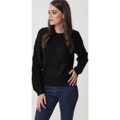 Czarny Sweter Whitfield. Czarne swetry damskie Born2be, uniwersalny, bez wzorów, z dzianiny, klasyczne, bez rękawów, bez kaptura. Za 119,99 zł.