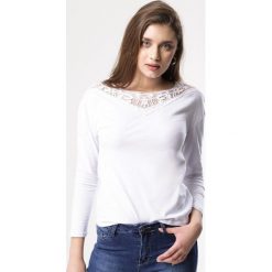 Biała Bluzka Wanna Say. Białe bluzki damskie Born2be, xl, bez wzorów, z dzianiny, klasyczne, z okrągłym kołnierzem, z długim rękawem. Za 29,99 zł.