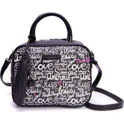 L'Atelier du Sac torebka Michelle 9109 czarna z pasmina. Czarne torebki klasyczne damskie L'Atelier du Sac, z napisami, bez dodatków. Za 259,00 zł.