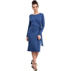 Niebieska Sukienka Elegancka z Asymetryczną Nakładką. Niebieskie sukienki damskie Molly.pl, s, bez wzorów, z elastanu, eleganckie, z asymetrycznym kołnierzem, bez rękawów, długie, asymetryczne. Za 135,90 zł.