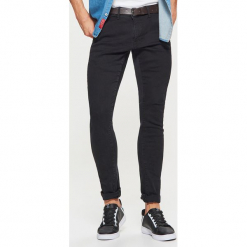 Jeansy SLIM z paskiem - Czarny. Czarne jeansy męskie regular Cropp. Za 149,99 zł.