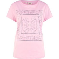 Shirt z krótkim rękawem i nadrukiem bonprix jasnoróżowy kryształowy z nadrukiem. Różowe koszulki damskie marki bonprix, z nadrukiem, bez kołnierzyka, z krótkim rękawem. Za 29,99 zł.