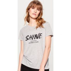 Długa koszulka z brokatowym połyskiem - Szary. Szare t-shirty damskie Mohito, l. Za 39,99 zł.