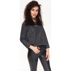 BLUZA DAMSKA Z KAMIENIAMI, Z DZIANINY Z POŁYSKIEM. Czarne bluzy damskie Top Secret, na jesień, z dzianiny. Za 89,99 zł.