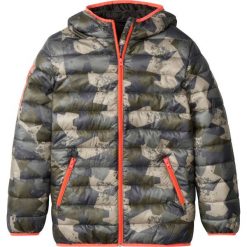Lekko watowana kurtka z kieszeniami z zamkiem bonprix oliwkowy moro. Zielone kurtki chłopięce marki bonprix, moro. Za 109,99 zł.