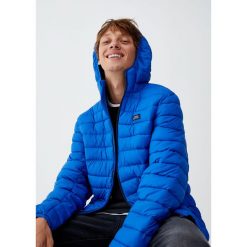 Lekka pikowana kurtka z kapturem. Niebieskie kurtki męskie pikowane marki Pull&Bear, m, z kapturem. Za 129,00 zł.