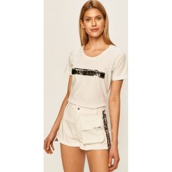 LaBellaMafia - T-shirt. Białe bluzki damskie LABELLAMAFIA, s, z nadrukiem, z bawełny, z okrągłym kołnierzem. Za 99,90 zł.