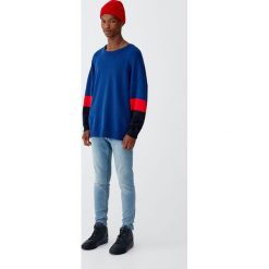 Sweter z pasami na rękawach. Niebieskie swetry klasyczne męskie marki Pull&Bear, m. Za 99,90 zł.
