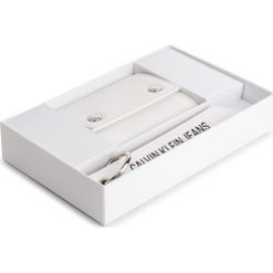 Zestaw upominkowy CALVIN KLEIN JEANS - Logo Banner Giftbox K40K400827 102. Białe portfele damskie Calvin Klein Jeans, bez wzorów, z jeansu. W wyprzedaży za 249,00 zł.