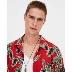 Czerwona koszula z krótkim rękawem i nadrukiem liści. Czerwone koszule męskie Pull&Bear, m, z nadrukiem, bez kołnierzyka, z krótkim rękawem. Za 62,90 zł.