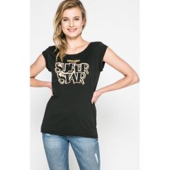 Wrangler - Top. Czarne topy damskie Wrangler, s, z nadrukiem, z bawełny, z krótkim rękawem. W wyprzedaży za 79,90 zł.