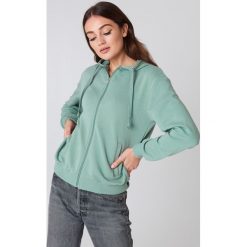 NA-KD Basic Bluza basic z kapturem - Green. Zielone bluzy damskie marki NA-KD Basic, bez wzorów, z bawełny, bez rękawów, z kapturem. W wyprzedaży za 30,28 zł.