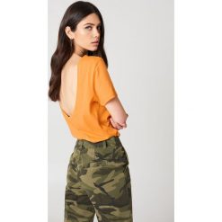 NA-KD T-shirt z odkrytymi plecami - Orange. Pomarańczowe t-shirty damskie NA-KD, bez wzorów, z bawełny, z okrągłym kołnierzem. W wyprzedaży za 21,18 zł.