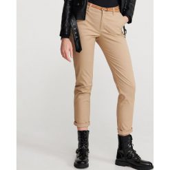 Spodnie chino z paskiem - Beżowy. Brązowe spodnie damskie Reserved. Za 89,99 zł.
