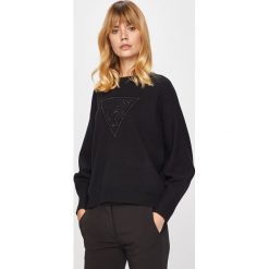 Guess Jeans - Sweter. Czerwone swetry damskie Guess Jeans, s, z nadrukiem, z wiskozy, bez rękawów, bez kaptura. W wyprzedaży za 359,90 zł.