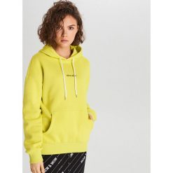 Bluza z kapturem - Zielony. Zielone bluzy damskie Cropp, s, bez wzorów, bez rękawów, z kapturem. Za 79,99 zł.