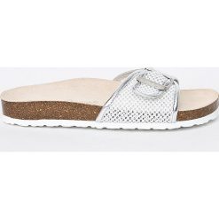 Pepe Jeans - Klapki. Białe klapki damskie Pepe Jeans, bez wzorów, z jeansu, bez obcasa. W wyprzedaży za 119,90 zł.